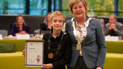 Kinderburgemeester Stan Gubbels met oud-burgemeester Wilma Delissen-van Tongerlo