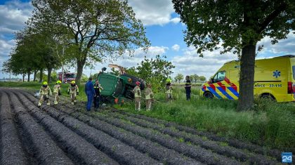 Tractor raakt van de weg en botst tegen boom-3