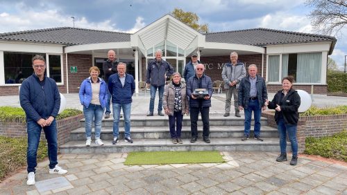 Vlaai van de maand voor vrijwilligers onderhoudscommissie LTC Meijel