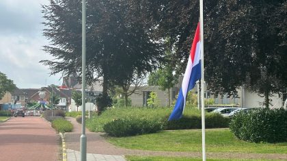 Vlag half stok gemeente peel en maas huis van de gemente MH17 Edward