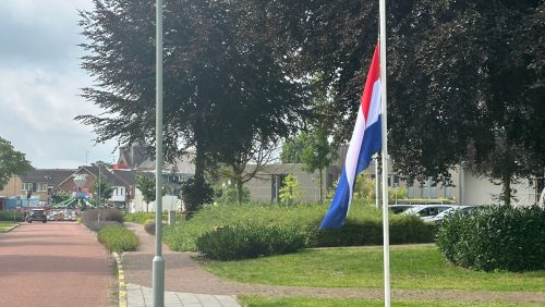 Vlag half stok gemeente peel en maas huis van de gemente MH17 Edward