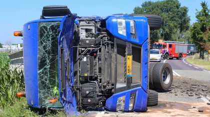 Vrachtwagen op zijkant bij ongeval N279 Roggelsedijk-1