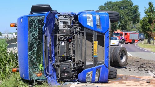 Vrachtwagen op zijkant bij ongeval N279 Roggelsedijk-1