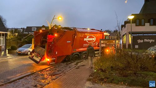 Vrachtwagen rijdt zich vast Jan Truijenstraat Meijel-1