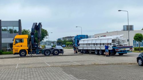 Vrachtwagen verliest lading bijna in Beringe-2