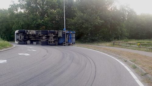 Vuilniswagen gekanteld op rotonde Ninnes Panningen