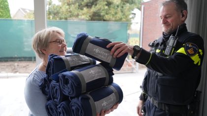 Wijkagent doneert dekentjes voor ouderen