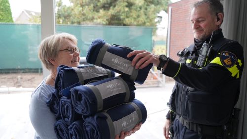 Wijkagent doneert dekentjes voor ouderen