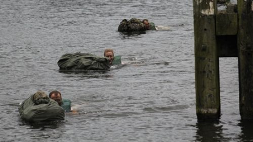 militairen-in-water