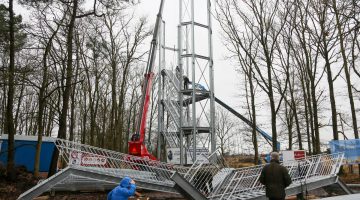 Uitkijktoren Belfort De Vossenberg Meijel met kerst niet klaar...